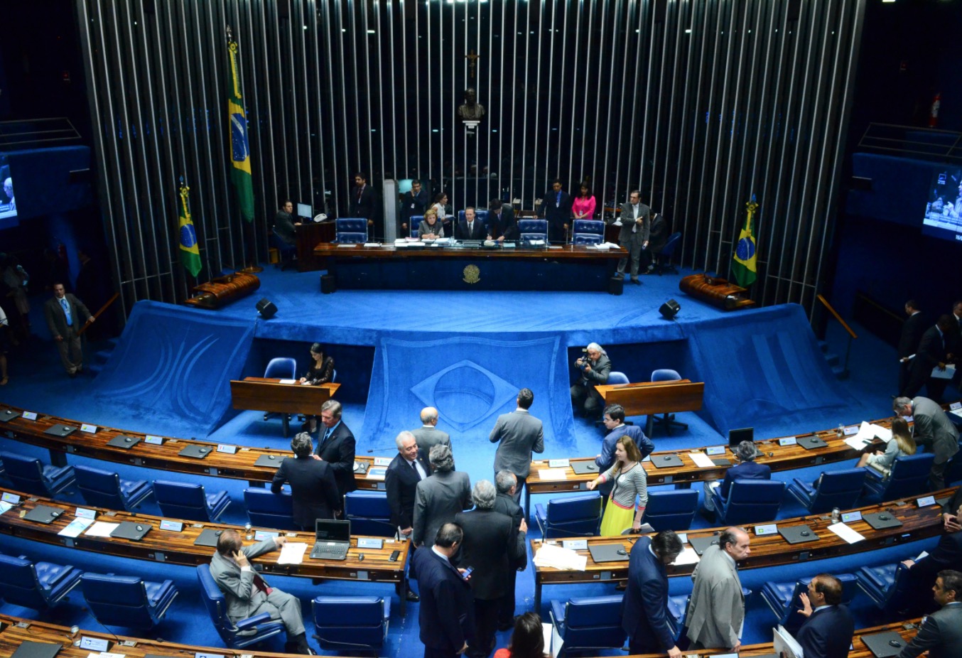 Governo pede autorização ao Senado para obter empréstimos contra crise