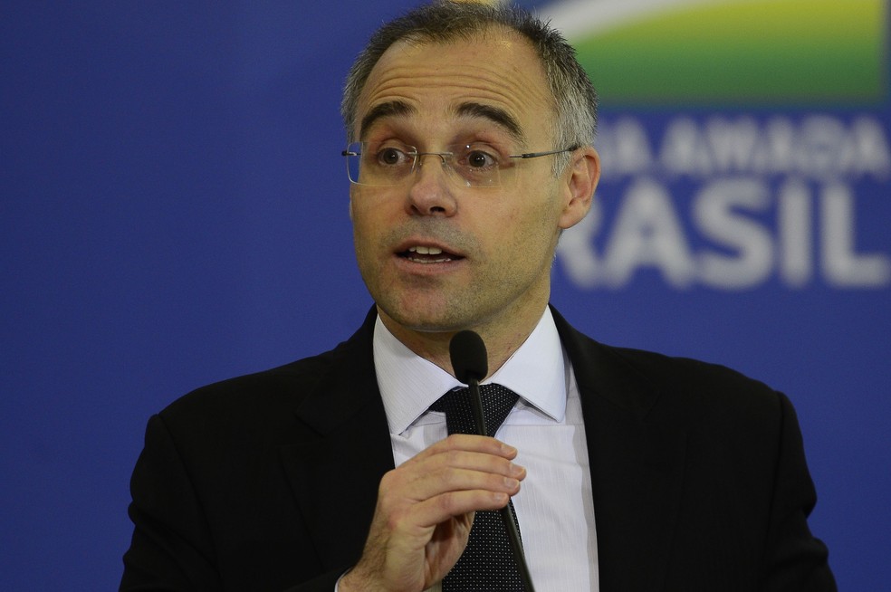 Ministro da Justiça André Mendonça testa positivo para Covid