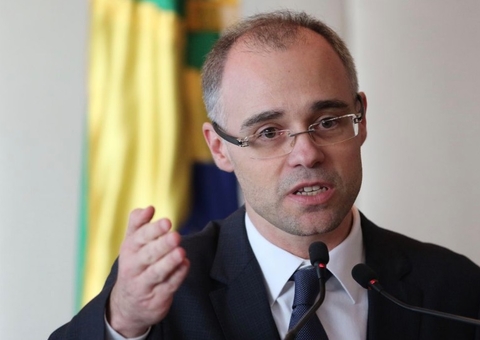 Ministro da Justiça sente dores no peito e é internado às pressas