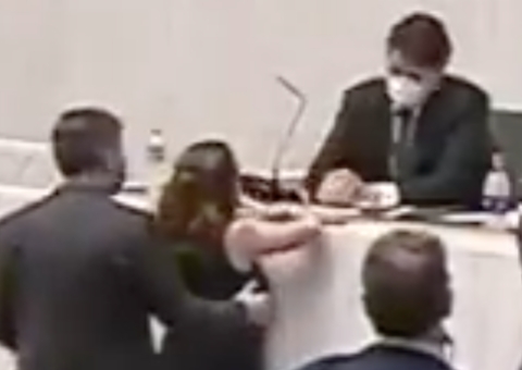 Deputado é acusado de assédio após apalpar seio de deputada na Alesp; vídeo
