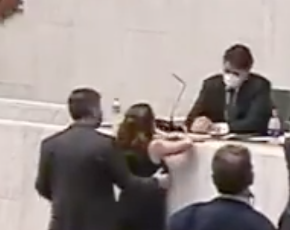 Deputado é acusado de assédio após apalpar seio de deputada na Alesp; vídeo