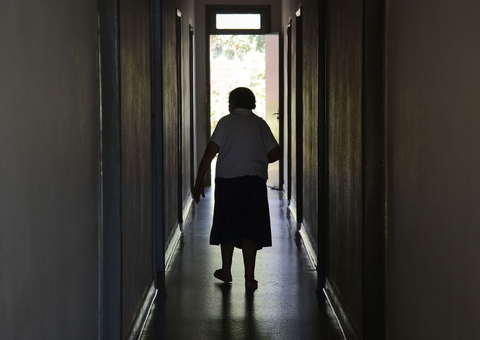 Surto de covid-19 contamina 49 pessoas e mata quatro em asilo