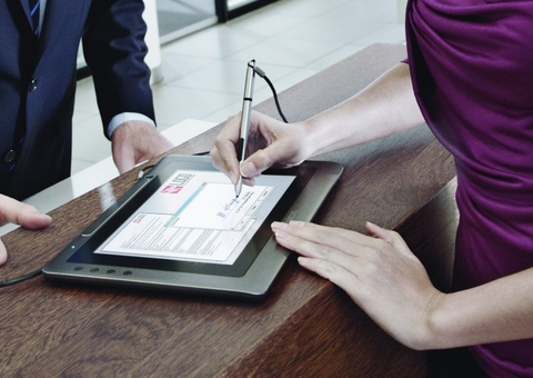 Bolsonaro sanciona lei que amplia uso de assinatura digital