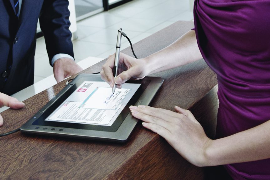 Bolsonaro sanciona lei que amplia uso de assinatura digital