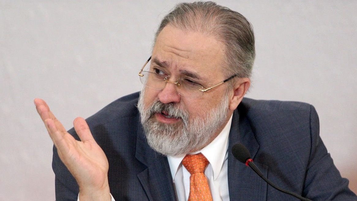 Aras pede informações sobre relatórios em defesa de Flávio Bolsonaro