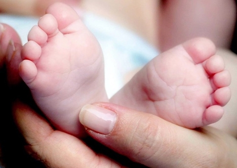 Recém-nascida morre após mãe adormecer sobre ela durante amamentação