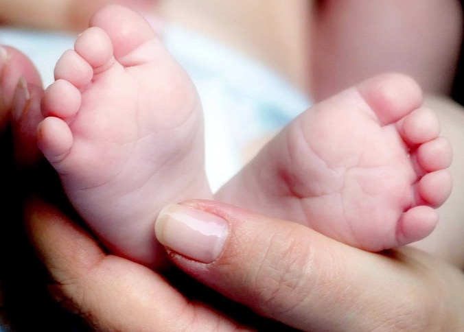 Recém-nascida morre após mãe adormecer sobre ela durante amamentação