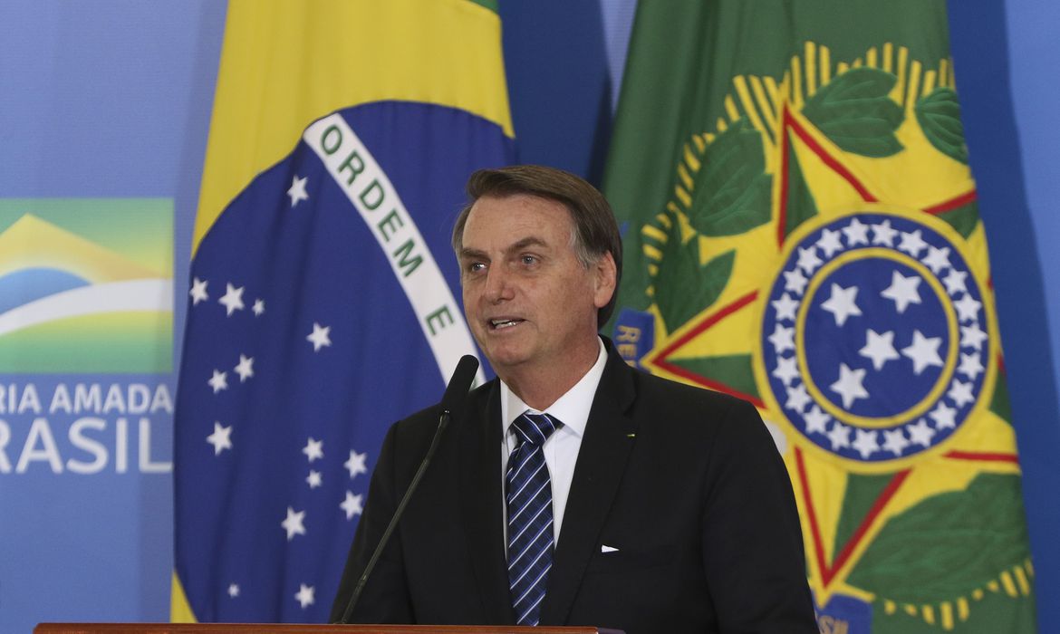 Bolsonaro diz que ficar em casa durante a pandemia 'é para os fracos'