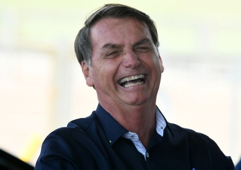 Bolsonaro comemora suspensão de testes da CoronaVac e 'cutuca' João Doria 