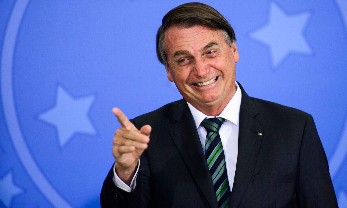 Bolsonaro ironiza vacinação: 'injeção, só se for de ânimo'