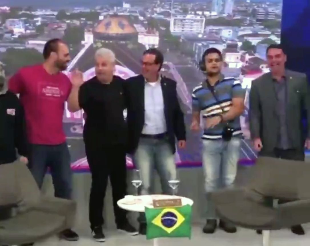 Dança do 'boga' com Sikêra pode render nova investigação a Flávio Bolsonaro