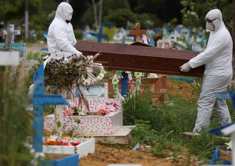 Mundo bate recorde com 12 mil mortes por covid-19 por dia 