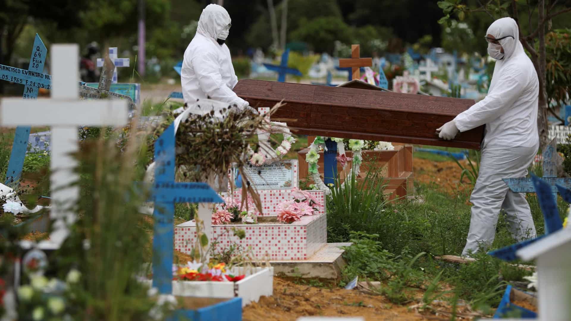 Mundo bate recorde com 12 mil mortes por covid-19 por dia 