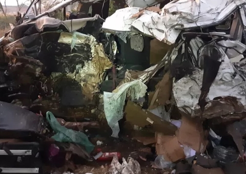 Doze pessoas morrem em acidente de van com caminhão