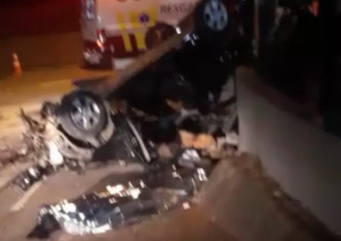 Carro capota e mata 4 pessoas após colisão com muro da Jequiti