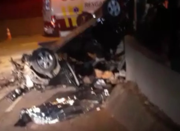 Carro capota e mata 4 pessoas após colisão com muro da Jequiti