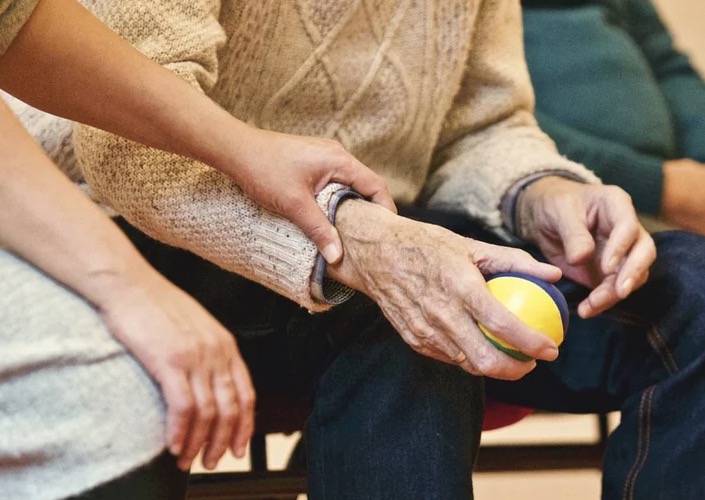 Senado aprova criação de SOS para denunciar maus-tratos a idosos