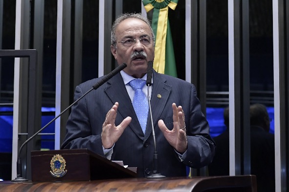 Senador propõe que Chico Rodrigues tire licença do mandato