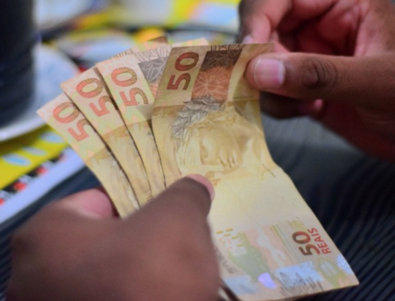 Trabalhadores fora do Bolsa Família recebem parcela do auxílio emergencial 