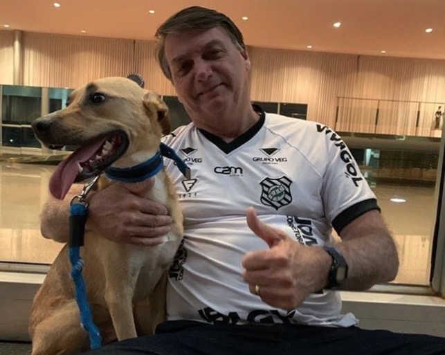 Com foto na web, Bolsonaro ironiza vacina obrigatória contra coronavírus