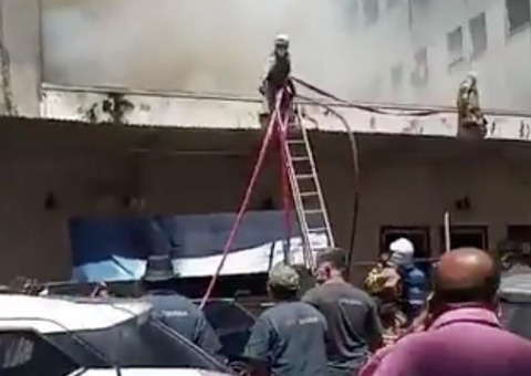 Mulher com covid-19 morre ao ser retirada de hospital durante incêndio 