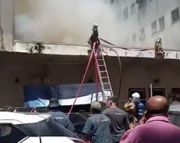 Mulher com covid-19 morre ao ser retirada de hospital durante incêndio 