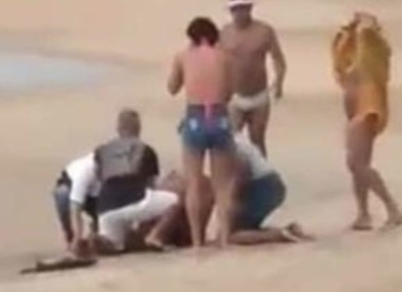 Menina de 4 anos morre ao ser atingida por raio enquanto brincava na praia