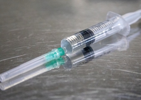 Resultados de segurança da vacina de Oxford devem sair em um mês