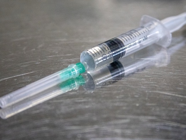 Resultados de segurança da vacina de Oxford devem sair em um mês