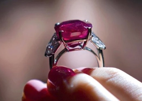 PF encontra esmeraldas e rubis escondidos no teto da casa de doleiro