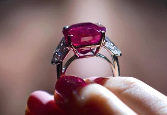 PF encontra esmeraldas e rubis escondidos no teto da casa de doleiro