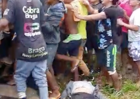 Vídeo: População pisoteia morto para saquear caminhão em rodovia