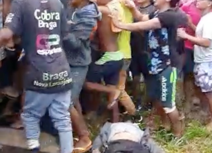 Vídeo: População pisoteia morto para saquear caminhão em rodovia