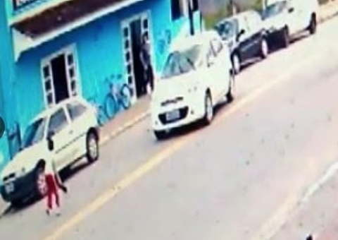 Vídeo: Criança ‘gira no ar’ durante atropelamento e sai ilesa 