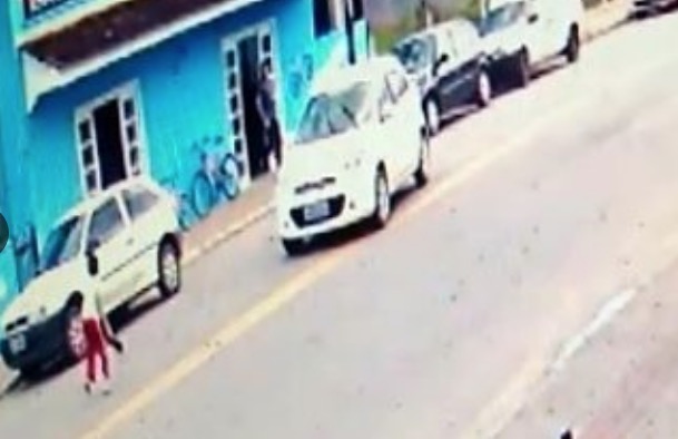 Vídeo: Criança ‘gira no ar’ durante atropelamento e sai ilesa 