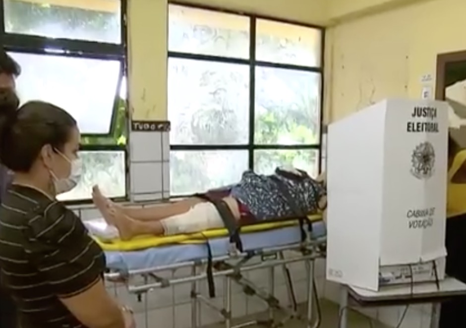 Mulher vota deitada em maca após sofrer queda em seção eleitoral