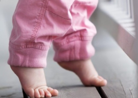 Bebê morre após armário desabar sobre ela enquanto brincava