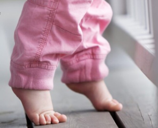 Bebê morre após armário desabar sobre ela enquanto brincava