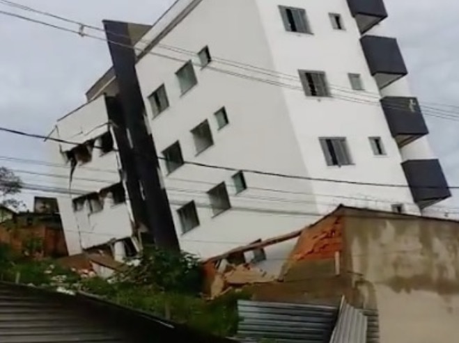 Prédio tomba e deixa 15 famílias desabrigadas em Minas Gerais