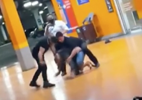 Homem negro é espancado até a morte no supermercado Carrefour