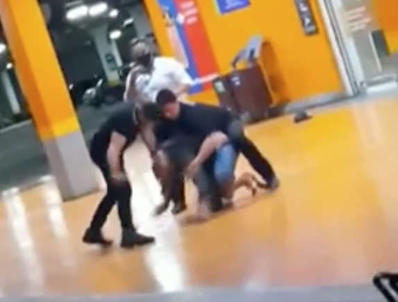 Homem negro é espancado até a morte no supermercado Carrefour
