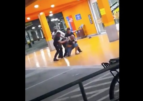 Vídeo mostra PM e segurança agredindo homem até a morte no Carrefour