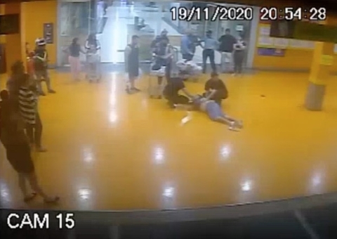 Homem morto no Carrefour foi asfixiado por mais de 3 minutos; veja vídeo