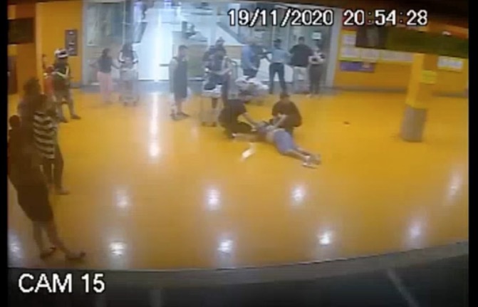 Homem morto no Carrefour foi asfixiado por mais de 3 minutos; veja vídeo