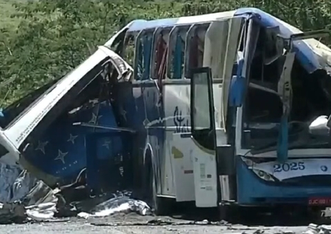 Sobe para 41 o número de mortos em acidente entre ônibus e caminhão 