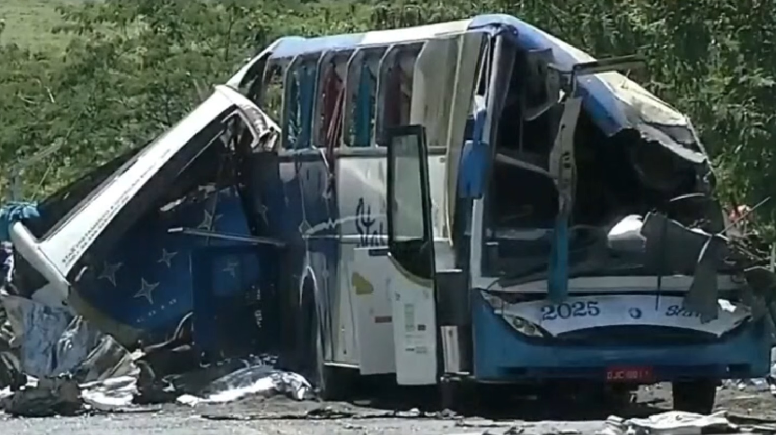 Sobe para 41 o número de mortos em acidente entre ônibus e caminhão 