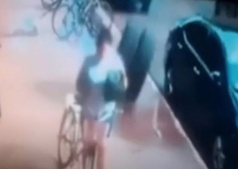 Vídeo: Roda de carreta se solta e atropela mulher em calçada