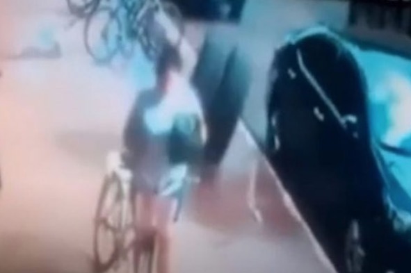 Vídeo: Roda de carreta se solta e atropela mulher em calçada