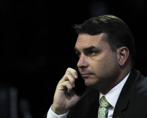 Em meio à pressão de Flávio Bolsonaro, chefe da Receita Federal é exonerado