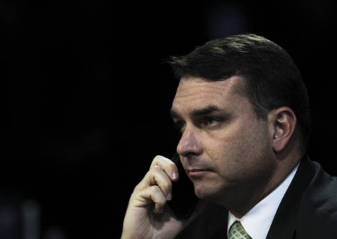 Em meio à pressão de Flávio Bolsonaro, chefe da Receita Federal é exonerado